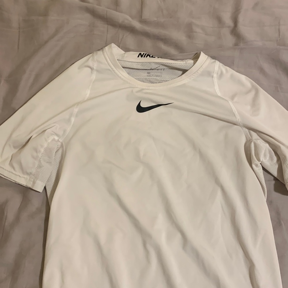 Nike White Size M Compression Shirt short sleeve